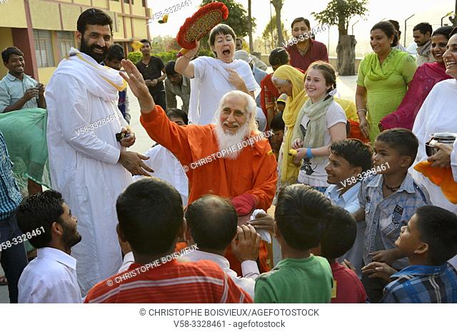 India, Uttarakhand, Dehradun region, Dumet village (Barwala), Sadhana Kendra Ashram, Chandra Swami offering candy to the ashram devotees