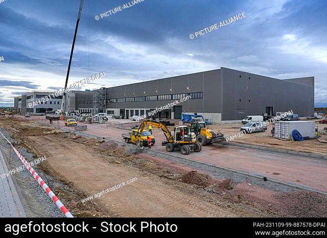 09 November 2023, Saxony-Anhalt, Bernburg: View of the building shell for the major relocation of the US company Avnet Inc in Saxony-Anhalt