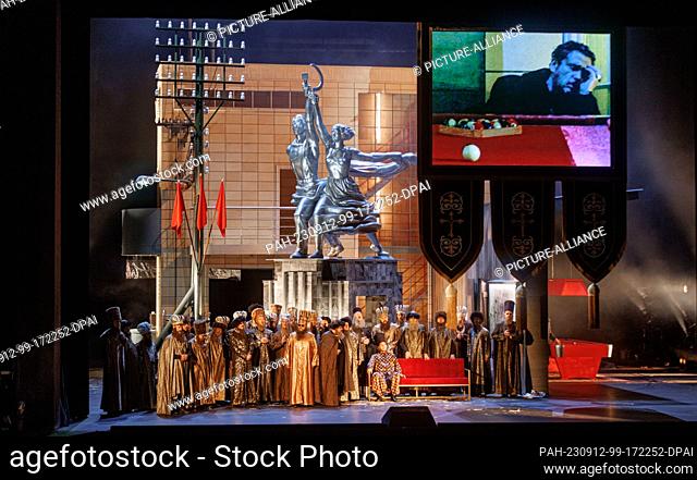 12 September 2023, Hamburg: Scene with the choir during the photo rehearsal of the opera ""Boris Godunov"" by Modest Mussorgsky