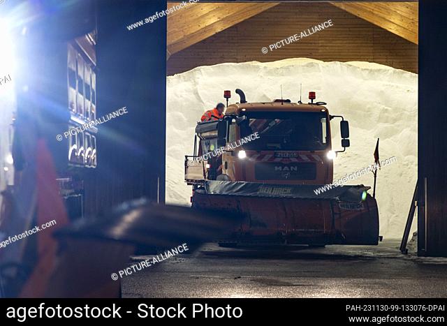 30 November 2023, North Rhine-Westphalia, Lüdenscheid: An Autobahn GmbH truck is loaded in the large salt depot of the highway maintenance depot