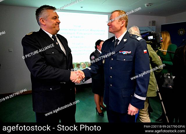 18 January 2023, Poland, Slubice: Oliver Stepien (l), Chief of Police in Brandenburg, and Jaroslaw Pasterski, Voivodeship Commander of the Police in Gorzow...