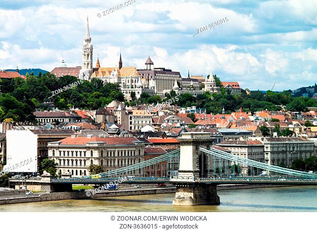 Die Fischerbastei und die Kettenbrücke sind die Wahrzeichen von Budapest in Ungarn