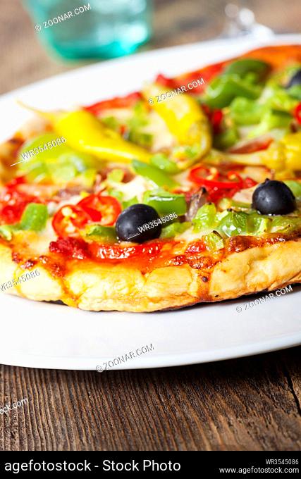 Closeup einer Pizza auf einem Teller