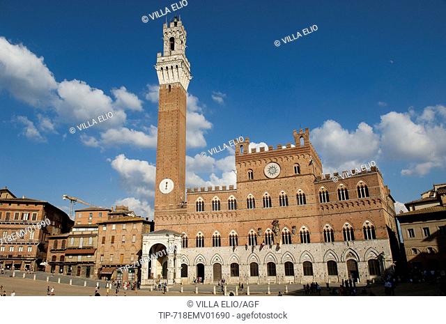Italy, Tuscany, Siena, Piazza del campo, Palazzo Pubblico and Torre del Mangia