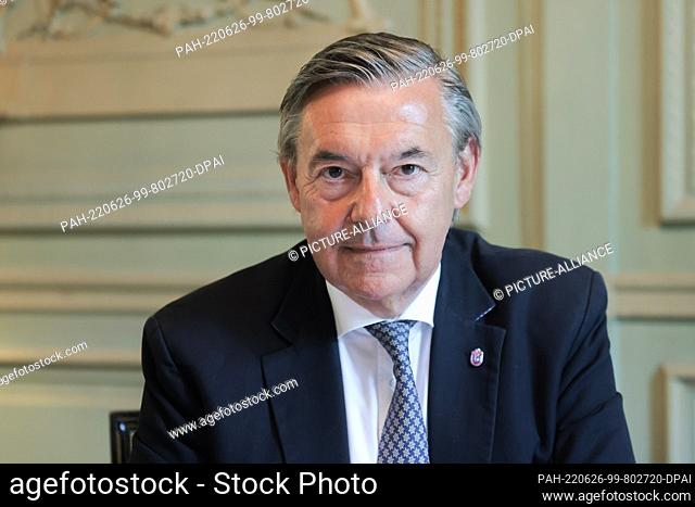 16 June 2022, Hamburg: The president of the Ìbersee-Club Hamburg, Michael Behrendt, in conversation with journalists. The Ìbersee-Club was founded on June 27