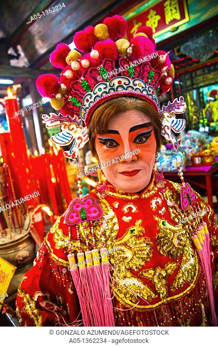 Temple of the Dragon Leng Nuey Yi  A play to make an offering  Chinatown  Bangkok, Thailand, Southeast Asia, Asia
