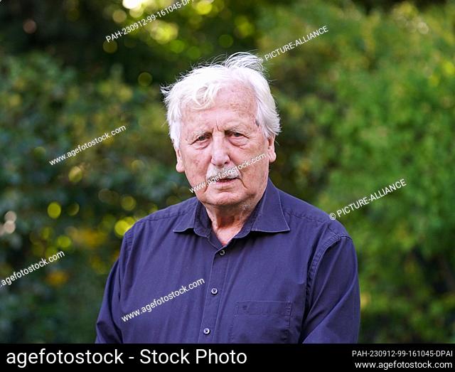 PRODUCTION - 07 September 2023, Hamburg: Author Arno Surminski stands in his garden. The author, who was born in East Prussia in 1934
