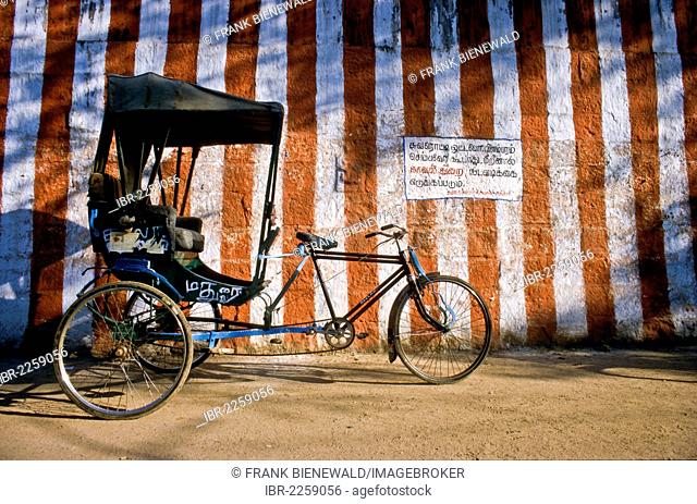 Bicycle-rikshaw in the streets of Madurai, Madurai, Tamil Nadu, India, Asia