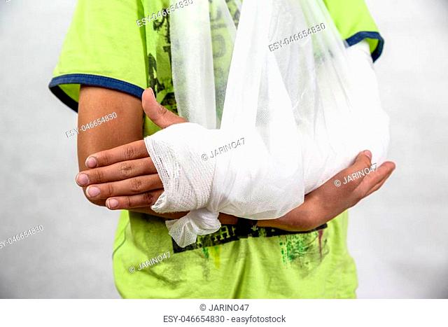 Child with broken arm in cast