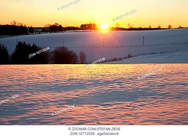 Sonnenuntergang ueber Winterlandschaft, Wipperfuerth, Bergisches Land, Nordrhein-Westfalen, Deutschland, Europa
