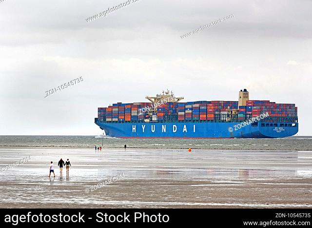 Containerschiff im Wattenmeer, Cuxhaven, Niedersachsen, Deutschland, Europa / Container ship in the Wadden Sea, Cuxhaven, Lower Saxony, Germany, Europe