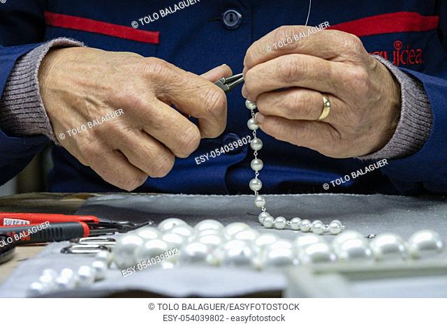 control y seleccion de las perlas, fabrica de Perlas Orquidea, Montuiri, Mallorca, Balearic islands, spain