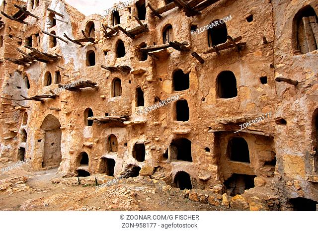 Offene Vorratsräume in der Innenmauer der Berber Speicherburg Qasr al-Haj, Nafusa Mountains, Libyen / Open storage facilities in the inner wall of the fortified...