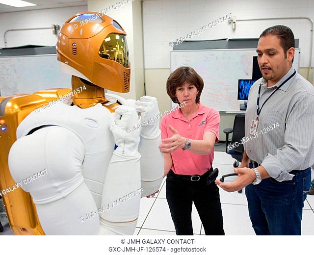 NASA astronaut Catherine Coleman, Expedition 2627 flight engineer, participates in a Robonaut familiarization training session in the Space Environment...