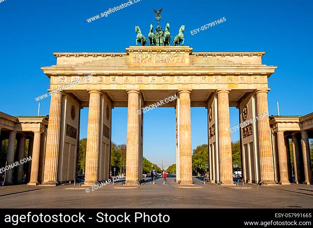 Das Brandenburger Tor in Berlin am frühen Morgen ohne Menschen