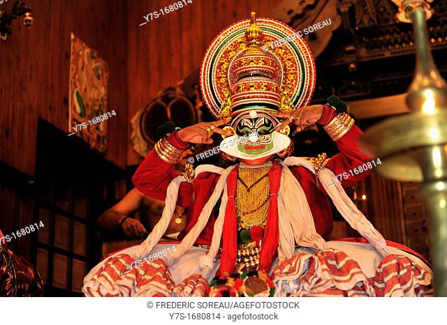 Kathakali traditional dance actor, in Cochin, Kerala, South India, Asia