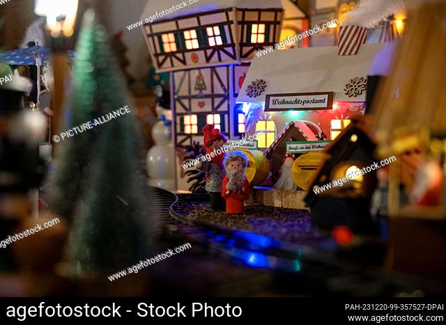PRODUCTION - 05 December 2023, Bavaria, Coburg: Letters to the Christ Child and Santa Claus can be posted in a miniature Christmas post office