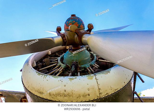 Engine propeller aircraft and four lobes closeup