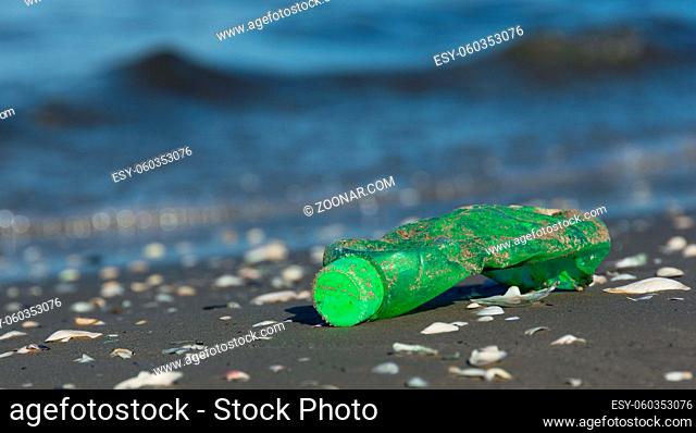 Angespülter Plastikmüll. Stranded plastic waste