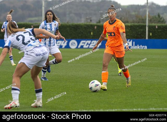 Macarena Portales of Valencia CF controls the ball during the Primera Division Femenina match between Real Sociedad and Valencia at Zubieta field