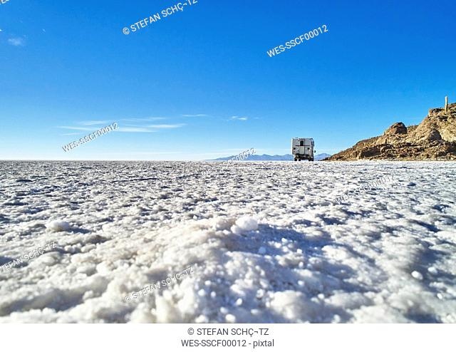 Bolivia, Salar de Uyuni, camper standing on salt lake