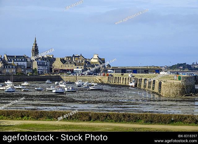Old town of Roscoff with harbour at low tide, department of Finistere Penn ar Bed, region of Brittany Breizh, France, Europe
