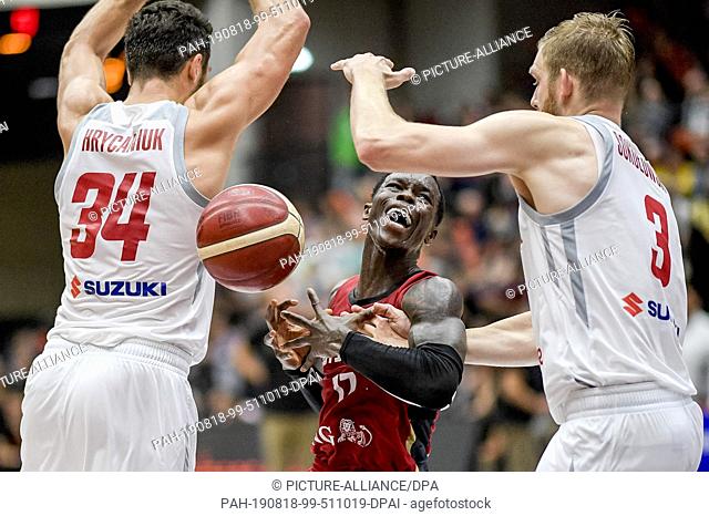 18 August 2019, Hamburg: Basketball: Supercup, Germany - Poland, 3rd matchday in the Edel-Optics-Arena. Poland's Adam Hrycaniuk (l) and Michal Sokolowski take...