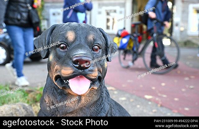 PRODUCTION - 06 October 2023, Baden-Württemberg, Esslingen am Neckar: A barking plastic dog stands on a sidewalk. Its purpose is to drive cyclists off the...