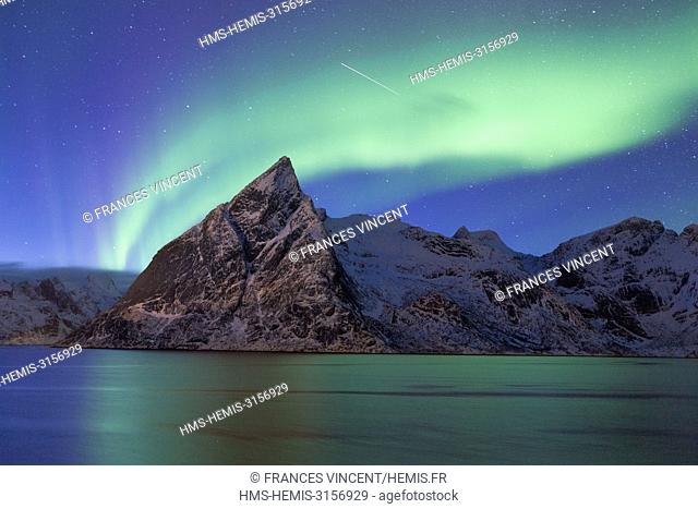 Norway, Nordland County, Lofoten Islands, Aurora Borealis on Reine Fjord