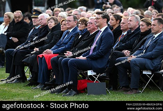 30 May 2022, Hessen, Wiesbaden: At Bouffier's farewell ceremony in Biebrich Palace, Roland Koch (2r-l, CDU), former Minister President of Hesse