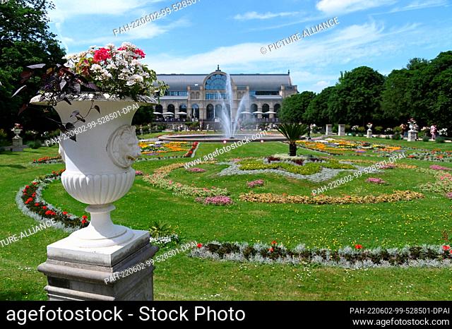 02 June 2022, North Rhine-Westphalia, Cologne: Flower carpet and flower tubs at the entrance of the Flora and the festival house in the Flora Photo: Horst...