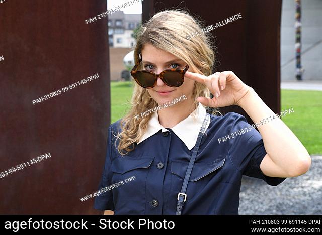 03 August 2021, Bavaria, Munich: dpa-Exklusiv - The actress Lara Mandoki shows herself at a photo session in Maxvorstadt - Schwabing in front of the Pinakothek...