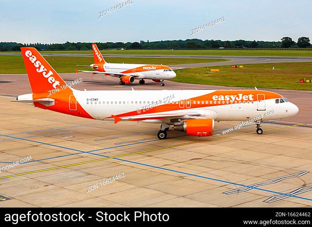 Luton, Vereinigtes Königreich - 8. Juli 2019: Ein Airbus A320 der EasyJet mit dem Kennzeichen G-EZWD auf dem Flughafen London Luton (LTN) im Vereinigten...
