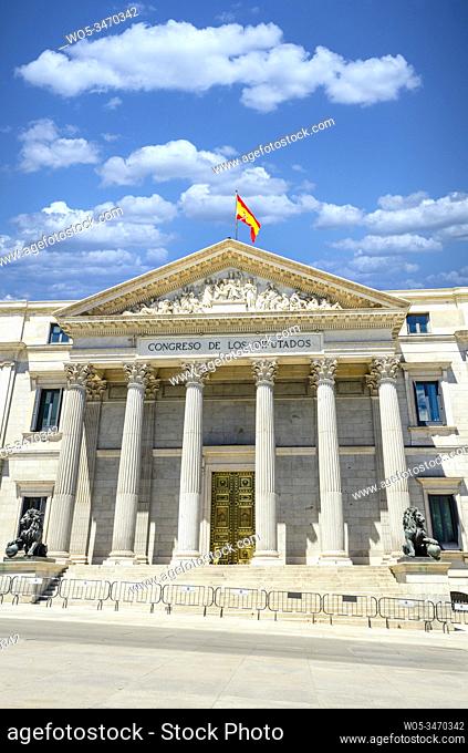 In summer Madrid is filled with tourist to visit its streets, in this case: The Congress of Deputies