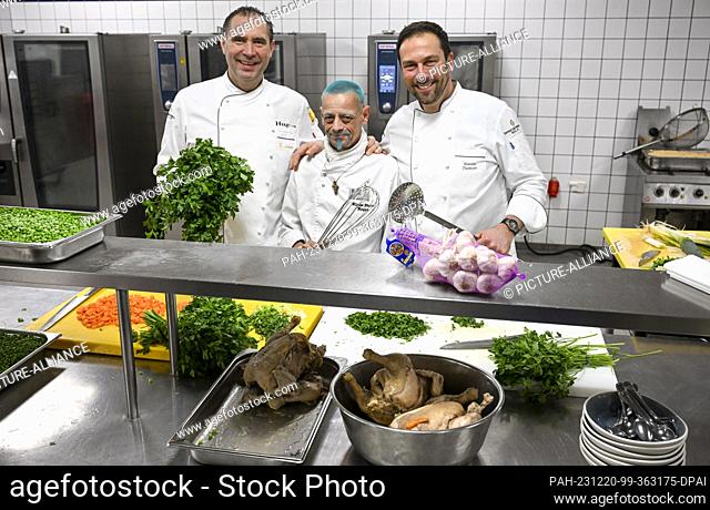 20 December 2023, Berlin: Michelin-starred chef Eberhard Lange (l-r), City Mission chef Klaus Hoppe and InterContinental head chef Henning Drenkhahn cook for...