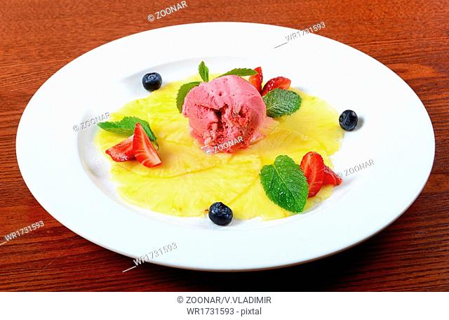 Rraspberry ice-cream with pineapple