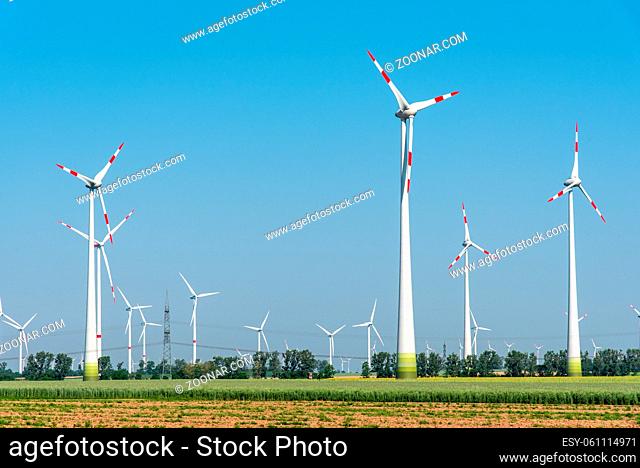 Windkraftanlagen in den Feldern gesehen im ländlichen Deutschland