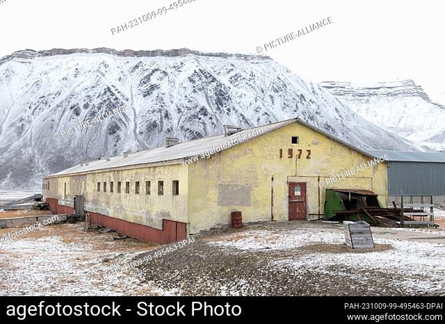 27 September 2023, Norway, Pyramiden: The former stable in the abandoned Soviet-Russian mining settlement. Photo: Sebastian Kahnert/dpa