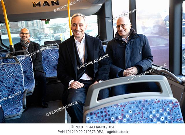 19 December 2019, Hamburg: Peter Tschentscher (SPD, r), First Mayor of Hamburg, Rudi Kuchta, Head of MAN's Bus Division, and Toralf Müller (l)
