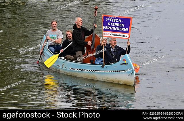 25 September 2022, Brandenburg, Kienitz: On the river Oder at the harbor of Kienitz, people in canoes protest against the expansion of the river Oder on the...