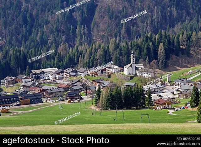 Sauris, zu deutsch Zahre ist ein Dorf in den Karnischen Alpen, in dem noch heute deutsch gesprochen wird