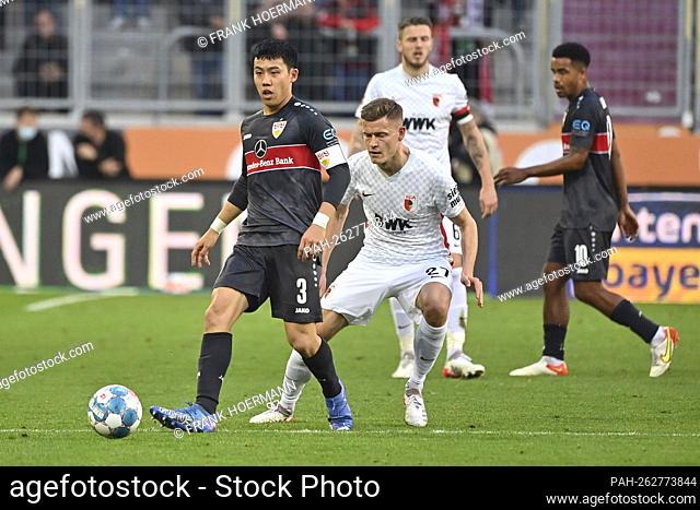 Wataru ENDO (VFB Stuttgart), action, duels versus Alfred FINNBOGASON (FC Augsburg). Soccer 1. Bundesliga season 2021/2022, 10th matchday, matchday10