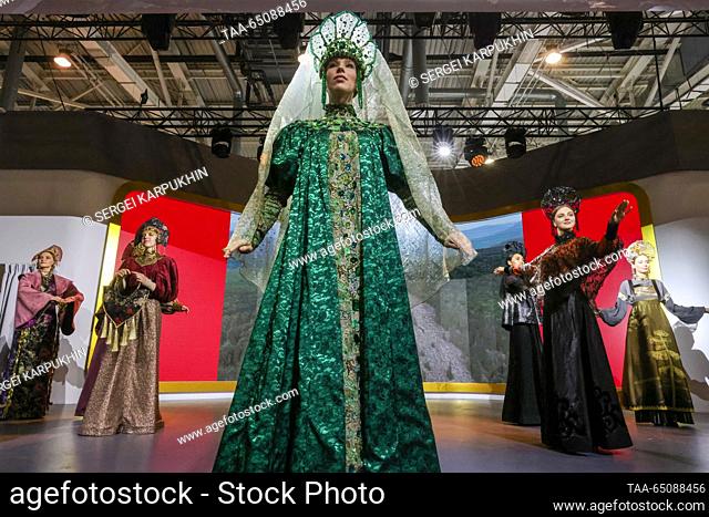 RUSSIA, MOSCOW - 22 de NOVIEMBRE, 2023: Modelos exhiben trajes durante una muestra de trajes étnicos inspirados en los cuentos de Ural y artesanías populares