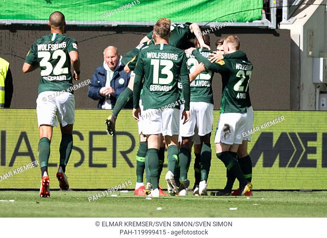 The Wolfsburg players jiggle over the goal to make it 1-0 for VfL Wolfsburg, jubilation, cheer, cheering, joy, cheers, celebrate, goaljubel, full figure