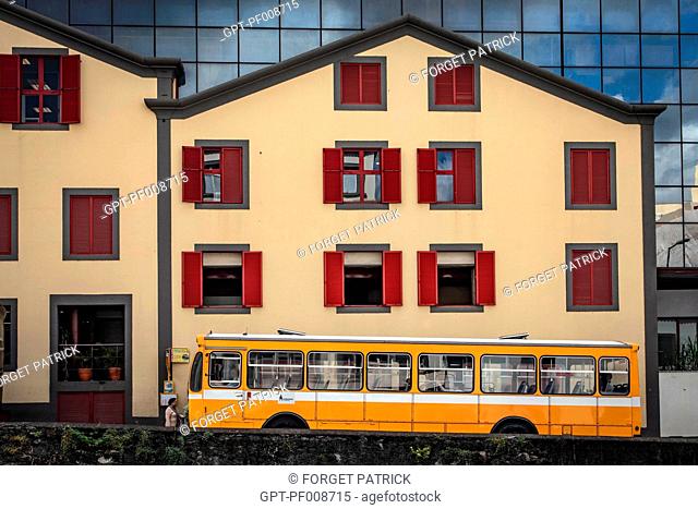 HOUSE FACADE IN TROMPE L'OEIL AND YELLOW BUS ON THE MAIN STREET, RUA BRIGADEIRO OUDINOT, FUNCHAL, MADEIRA, PORTUGAL