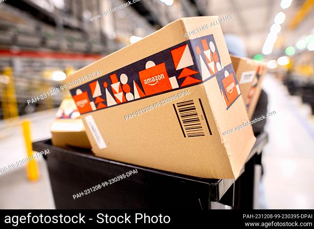 07 December 2023, Lower Saxony, Großenkneten: Several parcels with Christmas tape are ready for dispatch in the outgoing goods department at Amazon's new...