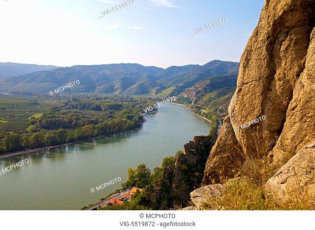 Aussicht von der Ruine DuÌ¿rnstein auf die Donau, OÌ¿sterreich, NiederoÌ¿sterreich, Wachau, DuÌ¿rnstein - View from Duernstein Castle to Danube river, Austria