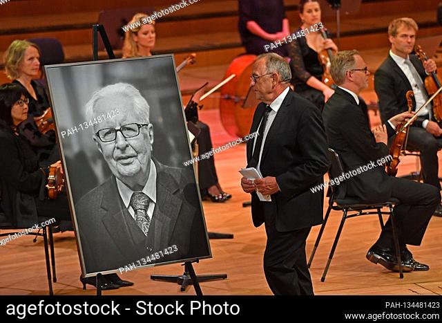 Norbert Walter BOJANS (SPD) after his speech - a final greeting to a portrait photo of the deceased, funeral service for the late Muenchner Alt-OB and honorary...