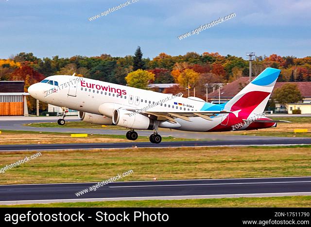 Berlin, Deutschland - 27. Oktober 2020: Airbus A319 Flugzeug der Eurowings mit dem Kennzeichen D-AGWJ auf dem Flughafen Berlin-Tegel (TXL) in Deutschland