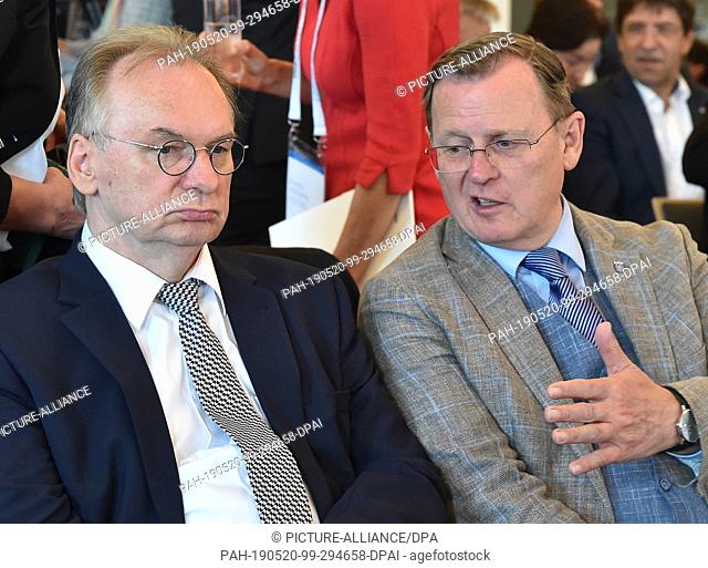 20 May 2019, Brandenburg, Potsdam: Reiner Haseloff (CDU, l) , Prime Minister of Saxony-Anhalt, talks to Bodo Ramelow (Die Linke), Prime Minister of Thuringia